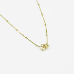 Ketting verbonden hartjes goud