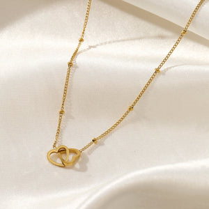 Ketting verbonden hartjes goud