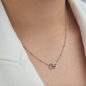 Ketting verbonden hartjes zilver