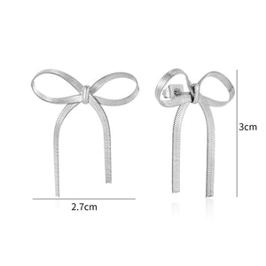 Oorsteker strik motief zilver